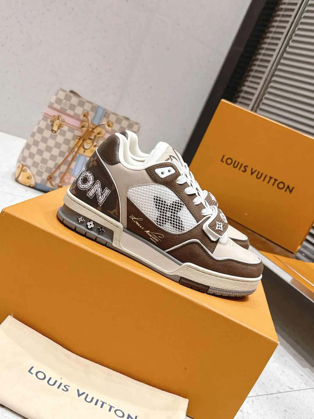 👟👟Ex-factory price 740👟👟 Top version: LV Louis Vuitton L House Donkey Brand Trainer Series Velcro Four-leaf Clover Casual Sports Shoes Skateboard Shoes Original purchase and development Production Original purchase and development Production This LV Trainer sneaker is made of smooth cow leather with meticulous perforations, cleverly interpreting the inspiration exploration of retro basketball shoes. The complex upper continues the classic structure, with Monogram flowers and asymmetrical Louis and Vuitton logos decorating the sides and rear. Exquisite packaging at the delivery counter🛍📦 ▪️Fabrics: Original customized imported first-layer cowhide ▪️Inner lining: Original customized breathable mesh lining ▪️Outsole: Original open-molded non-slip TPU combination outsole ▪️Sole thickness: 3CM ▪️Size: Women's 35-40 Men's 39-45